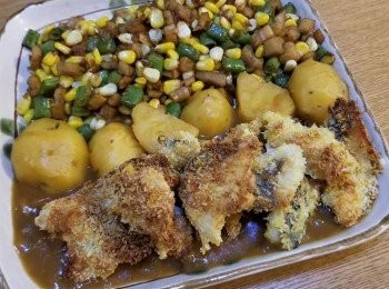 step3: 先將咖喱中的薯仔排在碟上，
再將咖喱汁淋在碟中，
最後先從空氣炸鍋中夾出脆卜卜炸魚柳放在汁上，
魚柳就可以保持脆卜卜又可以點到d咖喱汁♡