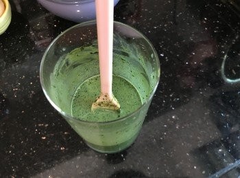 step2: 鮮奶加熱，將抹茶粉加入攪勻