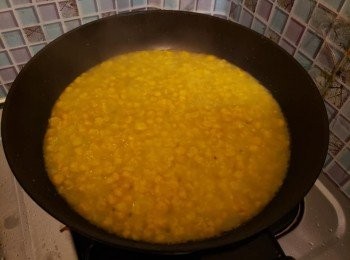 step8: 在原鑊中，倒進粟米蓉煮滾至自己喜歡的濃稠度，