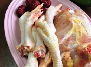 step1: 鮮雞及<a href="https://bit.ly/3kLFTWO" target="_blank" data-keyword="雞腳" class="guide-link"><strong>雞腳</strong></a> <span style="display:inline-block;vertical-align:middle;margin-top:-3px;color:initial;border-radius:3px;padding:2px 3px;font-size:12px;line-height:14px;background:#87d300;color:#fff;">即買</span> 汆水；紅棗浸水，去核；木瓜去皮，切件，將所有材料洗淨。