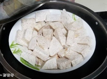 step1: 先將香芋去皮，再切成小片備用