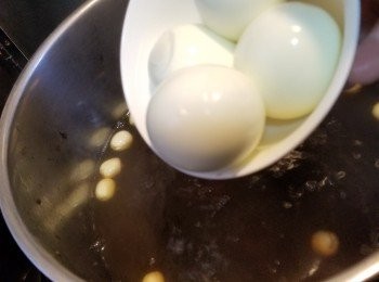 step5: 加入蓮子及雞蛋再用細火煮多30分鐘即可