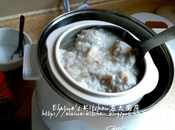 step18: 最後加入少許鹽及胡椒粉拌勻調味 , 食時將生菜絲放入碗底 , 淋上熱粥即可