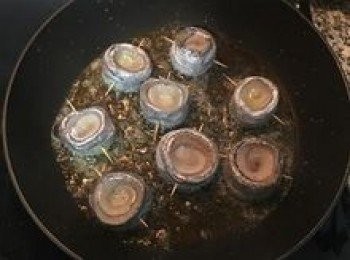 step4: 鍋燒熱下3匙油，以半煎炸方式中火煎白帶魚卷；