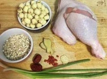 step1: 蓮子與薏仁洗淨瀝乾；雞腿先剪去多餘的脂肪；蔥、薑、紅棗洗淨備用。