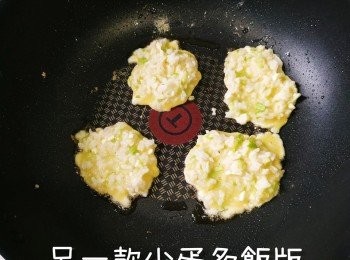 step7: 平均分四份薄薄一層煎 - 依款係少蛋多飯版！