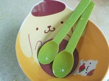 step4: 如果屋企有呢款食乳酪小匙，
可以用呢隻匙好容易將墨魚滑整成圓形，
匙的質地係吾易痴住d墨魚滑