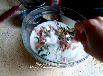 step4: 逐一將韮菜 , 火腿 , 蝦皮放入粉漿內 , 再加入少許胡椒粉調味拌勻靜待10分鐘