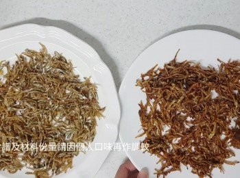 step13: 把炒好魚乾倒入大碟整鬆放涼後才可放入食物盒保存(詳細可觀看影片)
完成