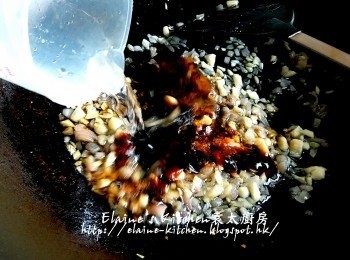 step9: 鑊中加入蒜粒 , 乾蔥粒爆香 , 加入<span class="group_2">調味料</span>及水拌勻用中火煮滾