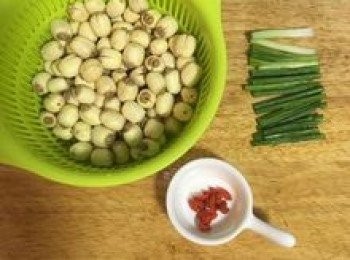 step5: 煮雞湯時，將蔥切段備用；枸杞略沖洗後備用；