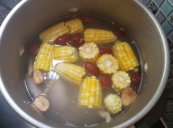 step3: 全部材料用3000ml水煲滚后转细火煲2小時即可。可不用再調味，視乎個人口味。