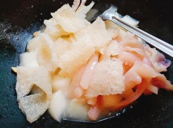 step5: 再加入魷魚豬皮煮約5分鐘