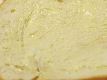 step2: 在兩片方包之其中一面塗上牛油