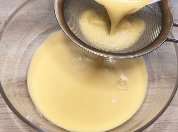 step6: 混合後，表面會有泡泡。用過濾網隔掉。