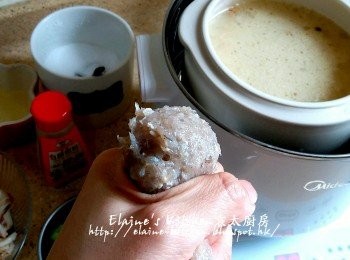 step16: 燉至時間到最後15分鐘 , 將鯪魚肉唧成魚球放入粥內 , 放入魚肉拌勻蓋上蓋繼續燉