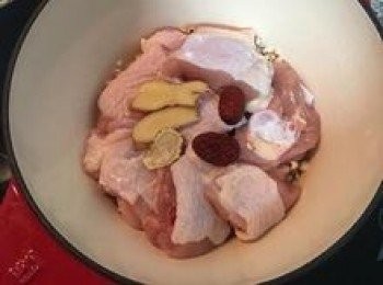 step3: 鑄鐵鍋或燉鍋內放入薏仁、薑片、紅棗、當歸和雞腿塊；