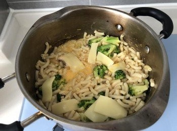 step4: 芝士粉開成一碗水，加入通粉內拌勻；最後加入芝士炒至全溶化後即成