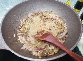 step7: 將所有材料炒至均勻，
嗅到香味見到少少白煙就可以轉中火