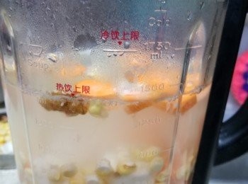 step2: 其餘所有材料放入破壁機,加入食用水至熱飲上限,約1400ml水,然後開煮湯功能煮30分鐘