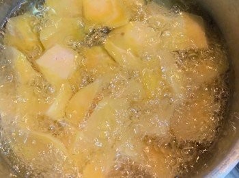 step2: 取個油鍋，放入地瓜炸至全熟。