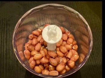 step1: 將少少鹽同花生放入hand blender 。