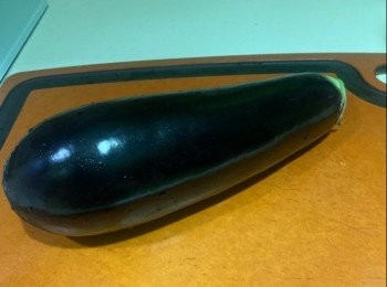 step1: 材料：
茄子 1個
海鹽 適量
黑胡椒 適量