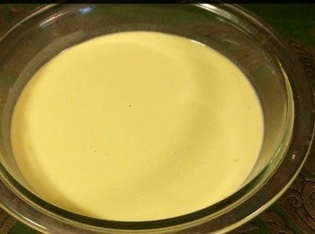 step2: 然後將高筋粉篩過，放入泡打粉和幼黃糖，拌勻。再用手打勻蛋，加入椰奶、班蘭汁和少許油拌勻成班戟漿。