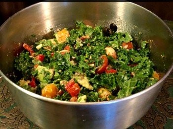 step5: 用一個大碗，將橘、牛油果、杏仁碎，車厘番茄，黑橄欖和橘皮茸與羽衣甘藍 Kale 拌勻備用。