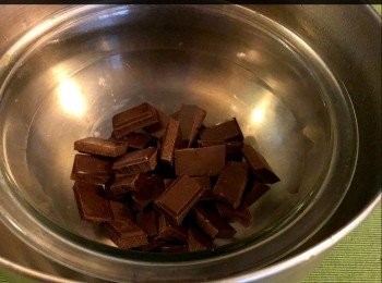 step4: 將朱古力放在碗內，隔著熱水慢慢融化。