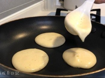 step5: 開火燒熱平底鑊，之後轉細火，用大匙將適量麵糊加入鑊