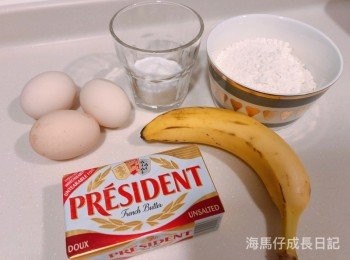 step1: 先把無鹽牛油加熱少許整溶
將整隻香蕉用叉子壓成蓉
在熱水上加入糖於蛋內，用打蛋器打起，大約需時5至8分鐘，打成有紋路的泡泡後即可