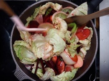 step7: 另備一鍋，加點油，先下洋蔥炒香