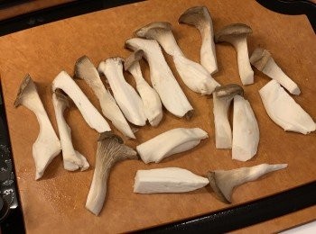 step2: 直菇洗淨切成長條狀