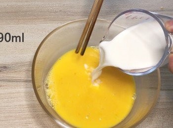 step4: 打蛋後，加入牛乳。然後攪勻。