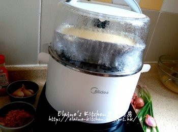 step3: 放入早餐機內蓋上蓋按<蒸 / 煮>功能 , 時間調至5分鐘