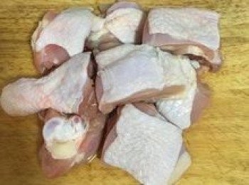 step2: 將雞腿肉切快塊；