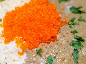 step10: 把蟹膏、蟹肉及蟹子鋪蓋在烏冬上， 最後加入溫泉蛋，即成