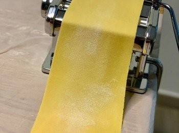 step2: 預備闊條麵，如果喺超市買闊條麵，加鹽跟包裝建議煮嘅時間煮少1-2分鐘