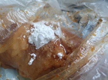 step2: 之後再加粟粉和油同醃豬頸肉。放入雪櫃醃製幾小時。