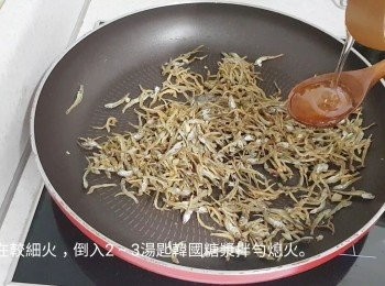 step7: 較細火，倒入2至3湯匙韓國糖漿拌勻熄火。把炒好魚乾倒入大碟整鬆放涼後才可放入食物盒保存(詳細可觀看影片)