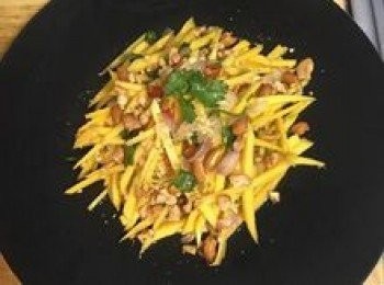 step8: 取大盤子，先擺上芒果沙拉，再撒上腰果或花生；