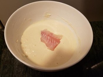 step4: 把魚塊均勻黏上脆漿。