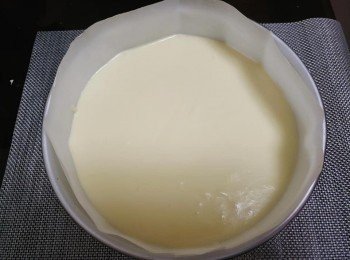 step13: 最後將蛋糕糊倒入焗盆，在檯面輕敲兩三下以敲起蛋糕內的大氣泡，外圍注入熱水至蛋糕的高度一半。放最底層用170℃焗 45分鐘，如表面太快著色可在蛋糕面放塊錫紙，及略調低焗爐溫度。完成烘焙後可打開焗爐的門罅約 5分鐘使蛋糕不會因溫差回縮太快以致凹陷，但如果在焗爐內放太耐又會有水氣滲入蛋糕以致蛋糕皺紋。