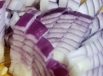 step2: 洋蔥去衣切碎