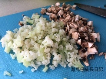step5: 蘑菇、洋蔥、椰菜花切碎
