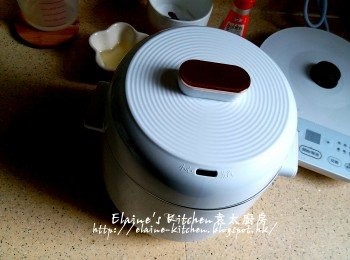 step10: 蒸燉寶的煲內加熱水至水位位置 , 放上蒸架 , 放上燉盅 , 蓋上煲蓋