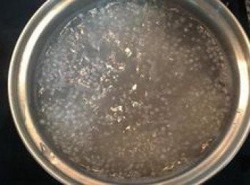 step5: 10分鐘後，蓋上蓋子關火燜8-10分鐘；燜西谷米時，準備ㄧ鍋冰開水；