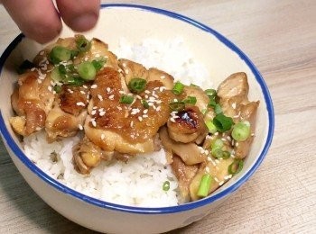 step5: 再灑上蔥花及白芝麻