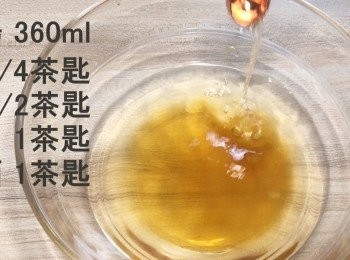step3: 於高湯內加入醬油，清酒，鹽，白糖。並且攪勻。